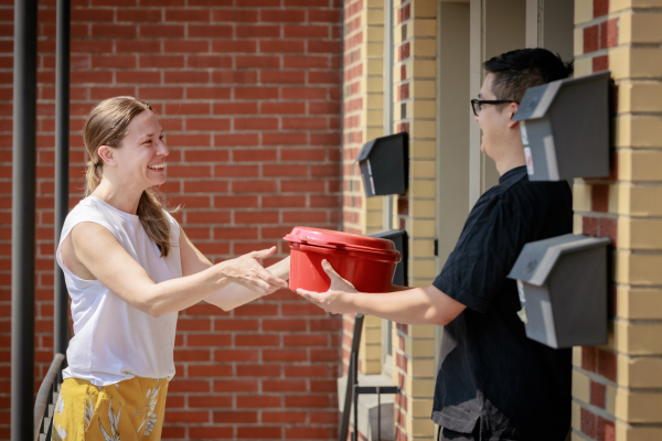 Dame prêtant un objet