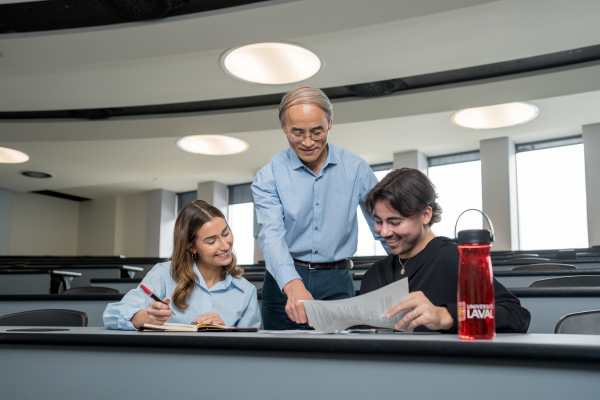 professeur avec étudiants