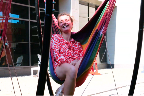 jeune fille dans un hamac qui sourit au soleil