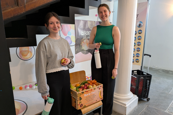 Étudiantes avec boite de fruits Opération vitamines