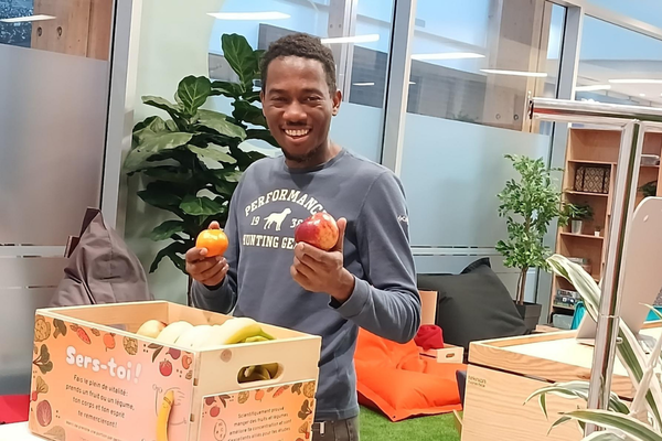 Étudiant avec des fruits