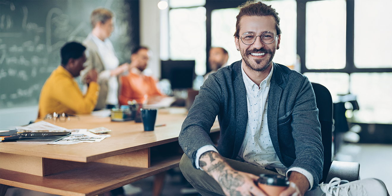 Homme souriant dans une salle de classe