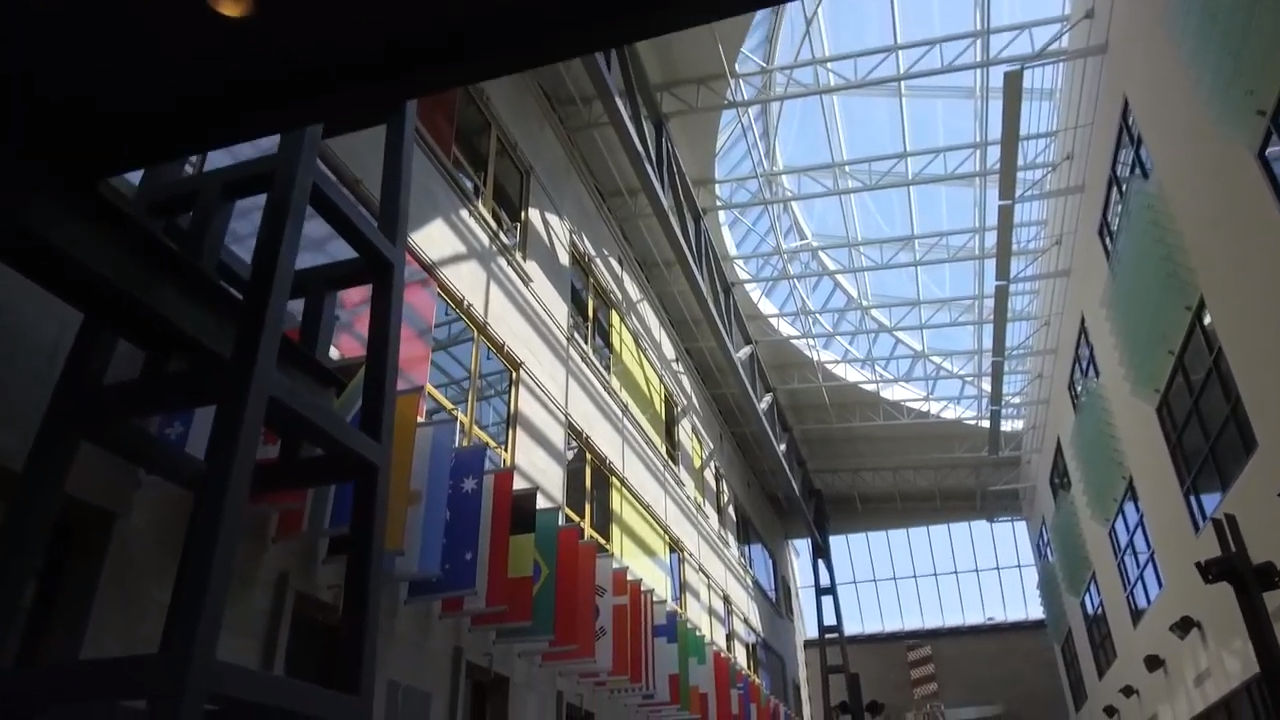 Intérieur d'un pavillon avec des drapeaux
