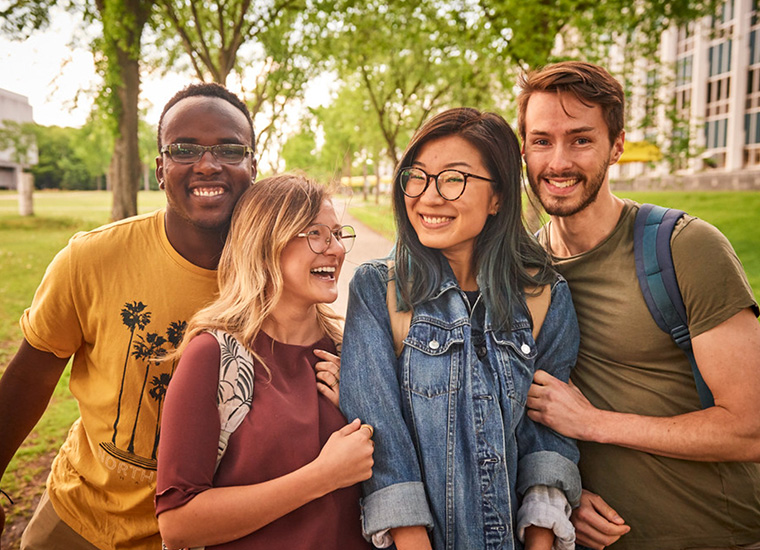 étudiantes et étudiants sur le campus de l'Université Laval