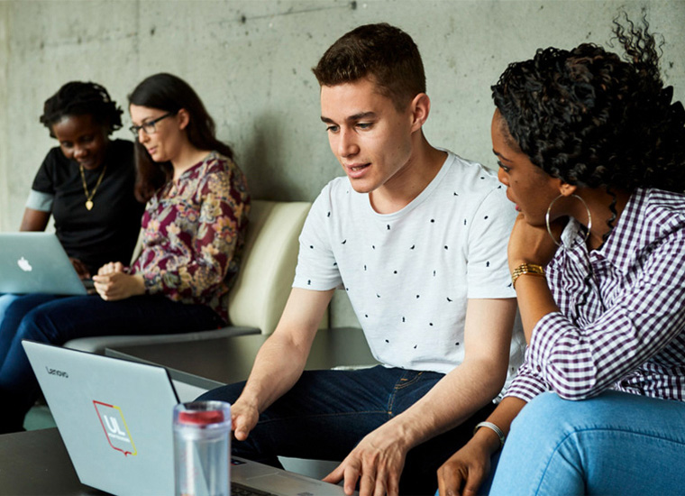 étudiantes et étudiants devant des ordinateurs