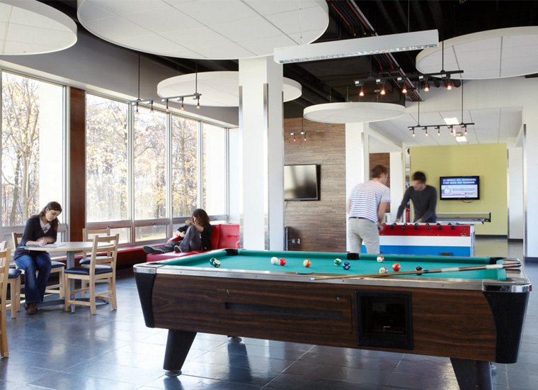 salle avec des tables et une table de billard