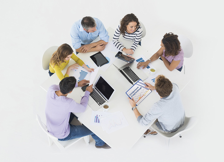 employés et employées en réunion