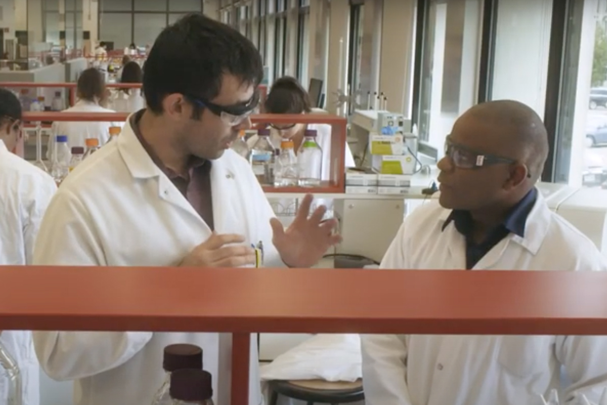 Deux étudiants discutent dans un laboratoire.