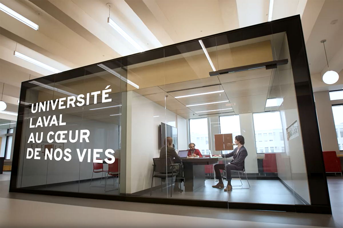 Capture écran d'une vidéo qui présente un étudiant, un professeur et un client en rencontre dans une salle.