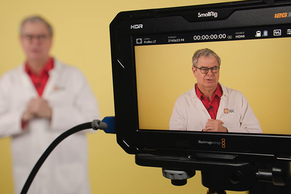 scientique devant une caméra