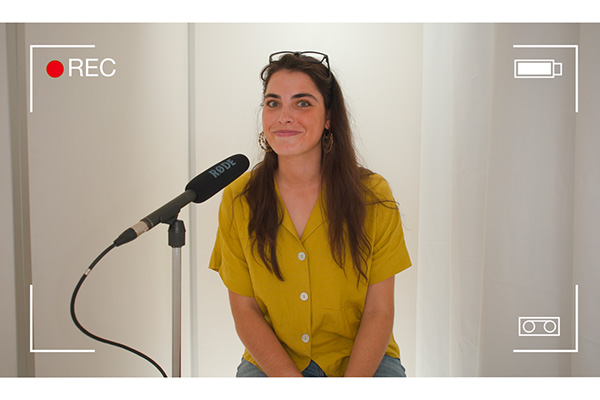 femme devant un micro