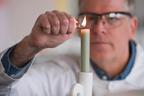 scientifique allumant une flamme