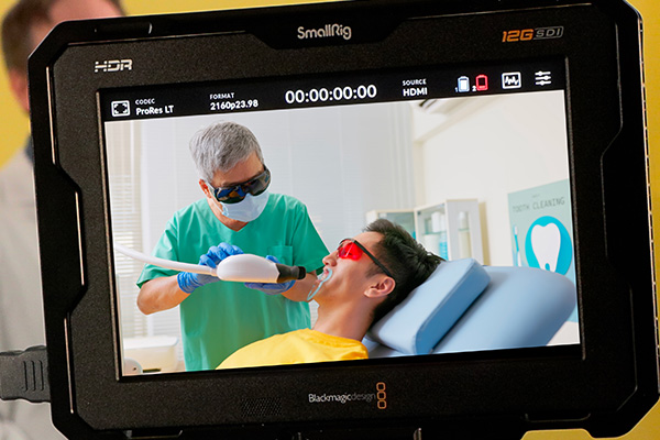 dentiste blanchissant les dents d'un patient