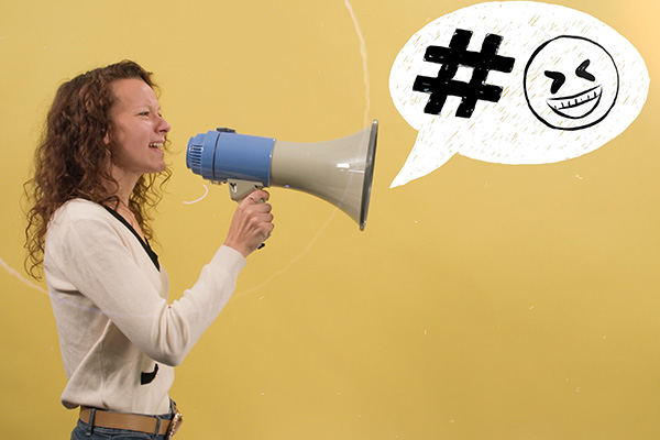 femme tenant un megaphone