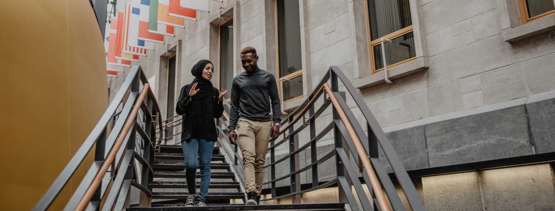 Étudiants marchant dans des escaliers