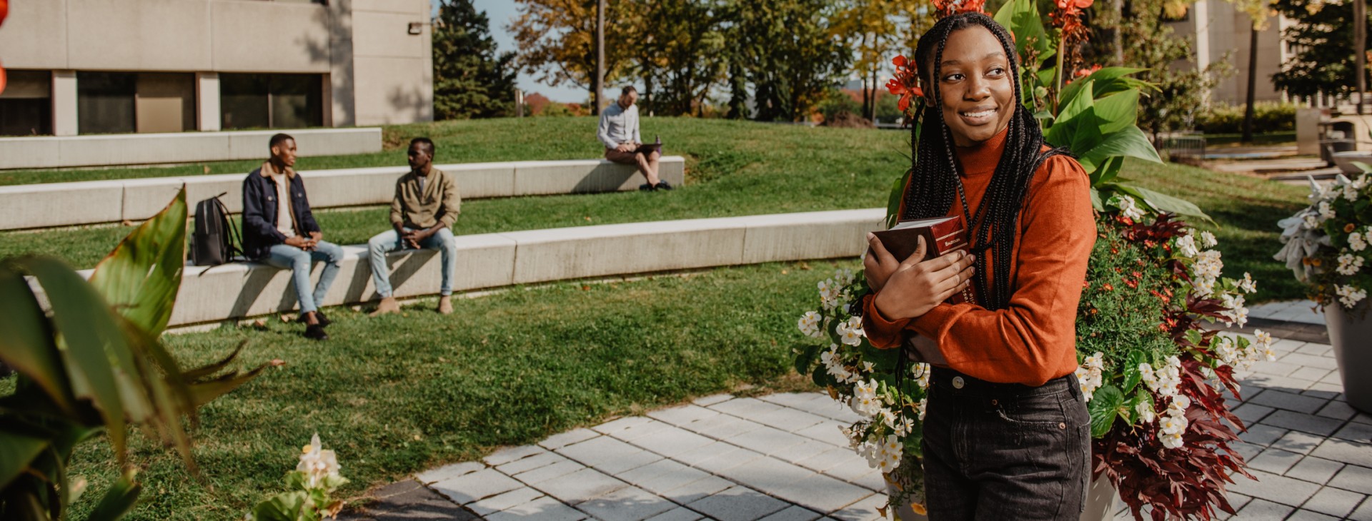 Étudiante sur le campus en été