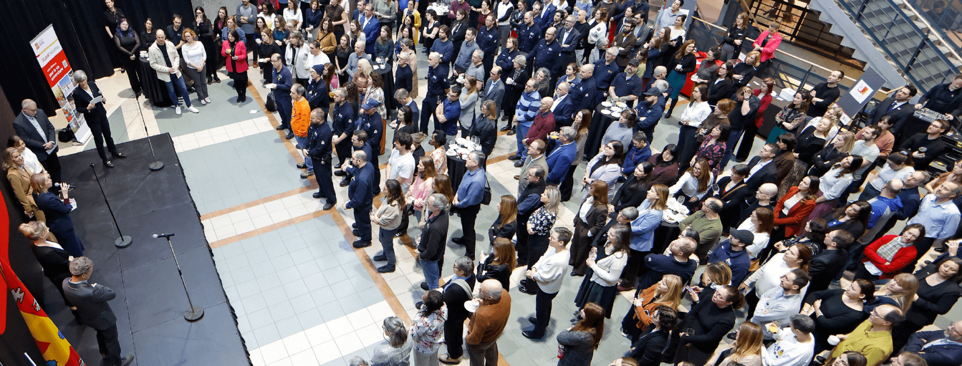 Assemblement d'employées et d'employés au discours de la rectrice pour la rentrée