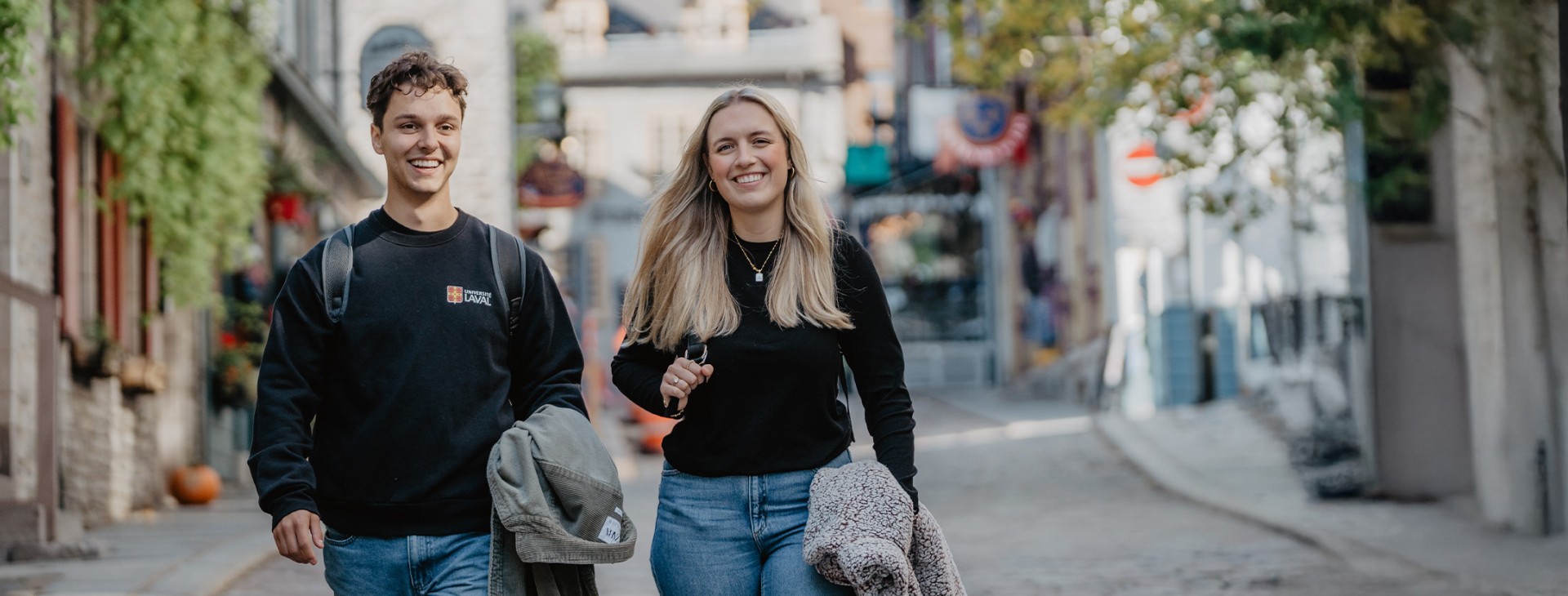 Deux étudiants marchant dans le Vieux Québec