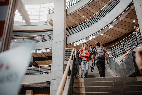 étudiants dans un escalier