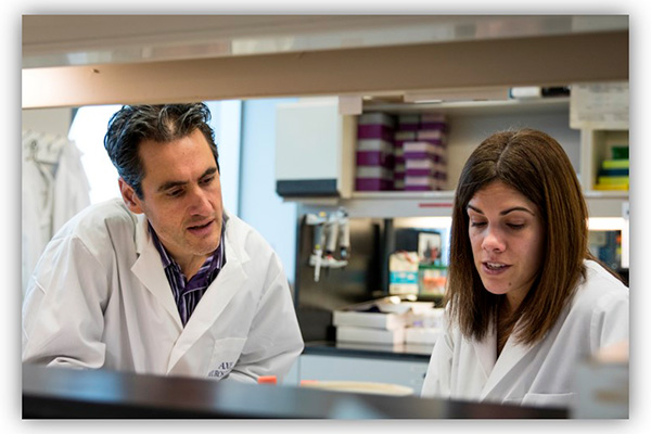 une homme et une femme dans un laboratoire