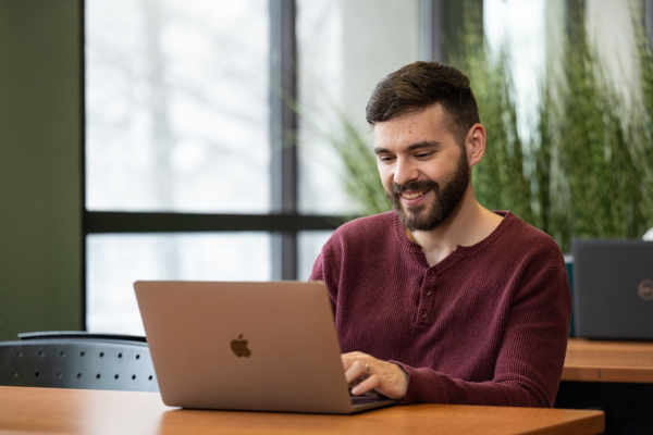 étudiant devant un ordinateur