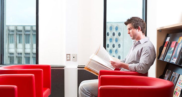 étudiant assis à la bibliothèque