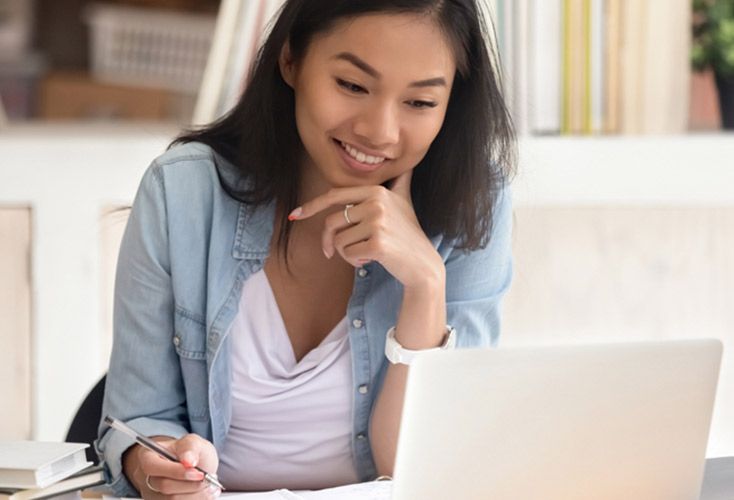 étudiante devant ordinateur