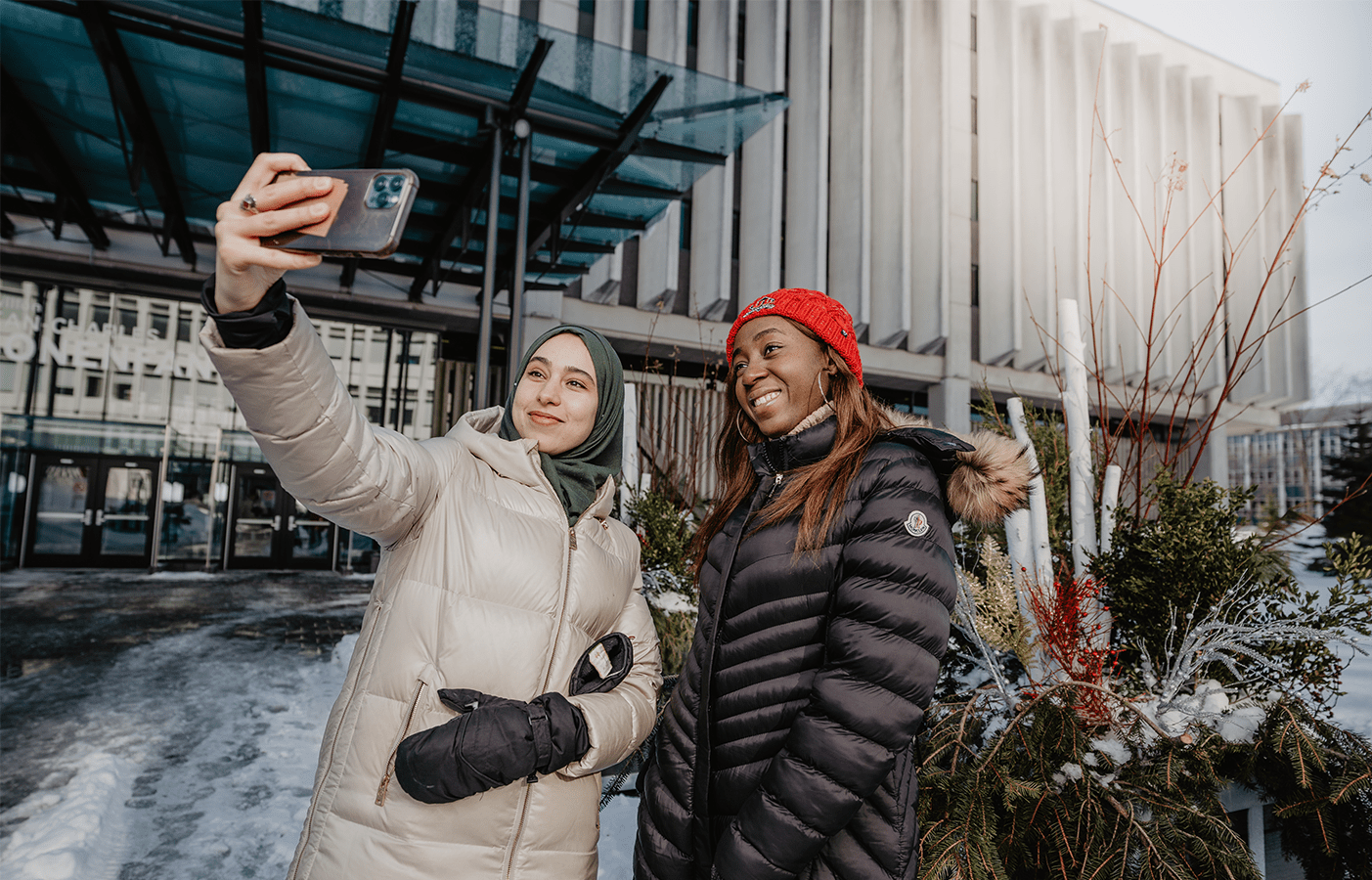 Etudiantes dehors en hiver prenant un selfie