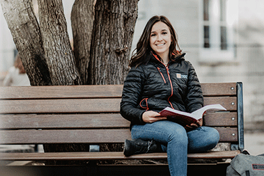Fille assise sur un banc