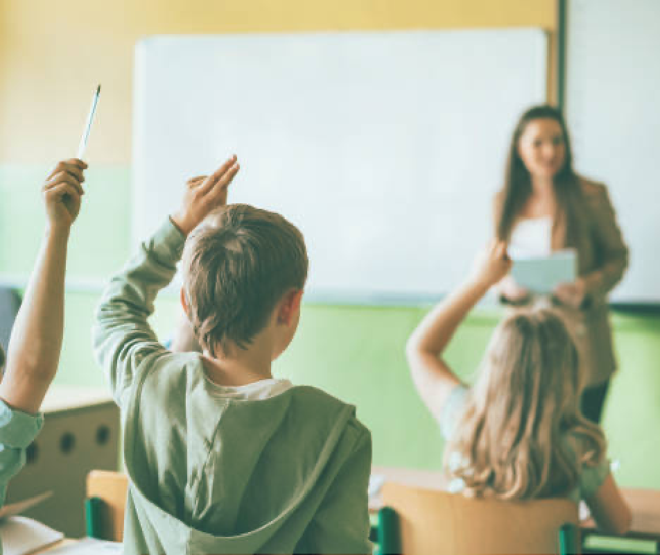 élèves du primaire dans une classe