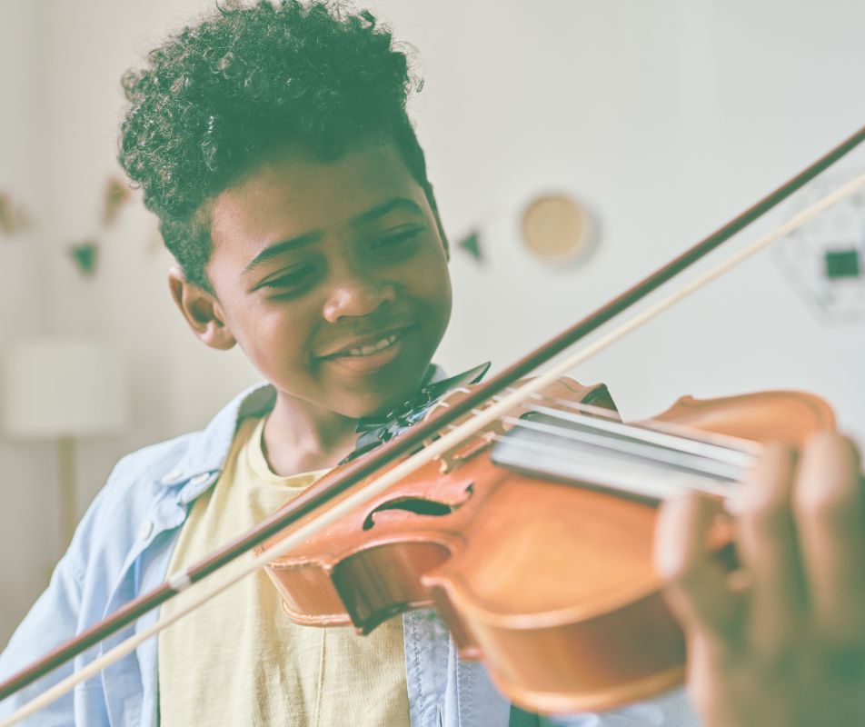 élève qui joue du violon