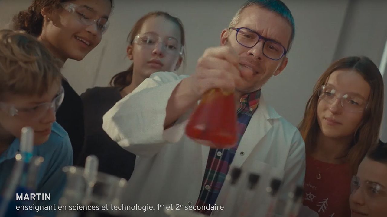 enseignant en science entouré d'élève