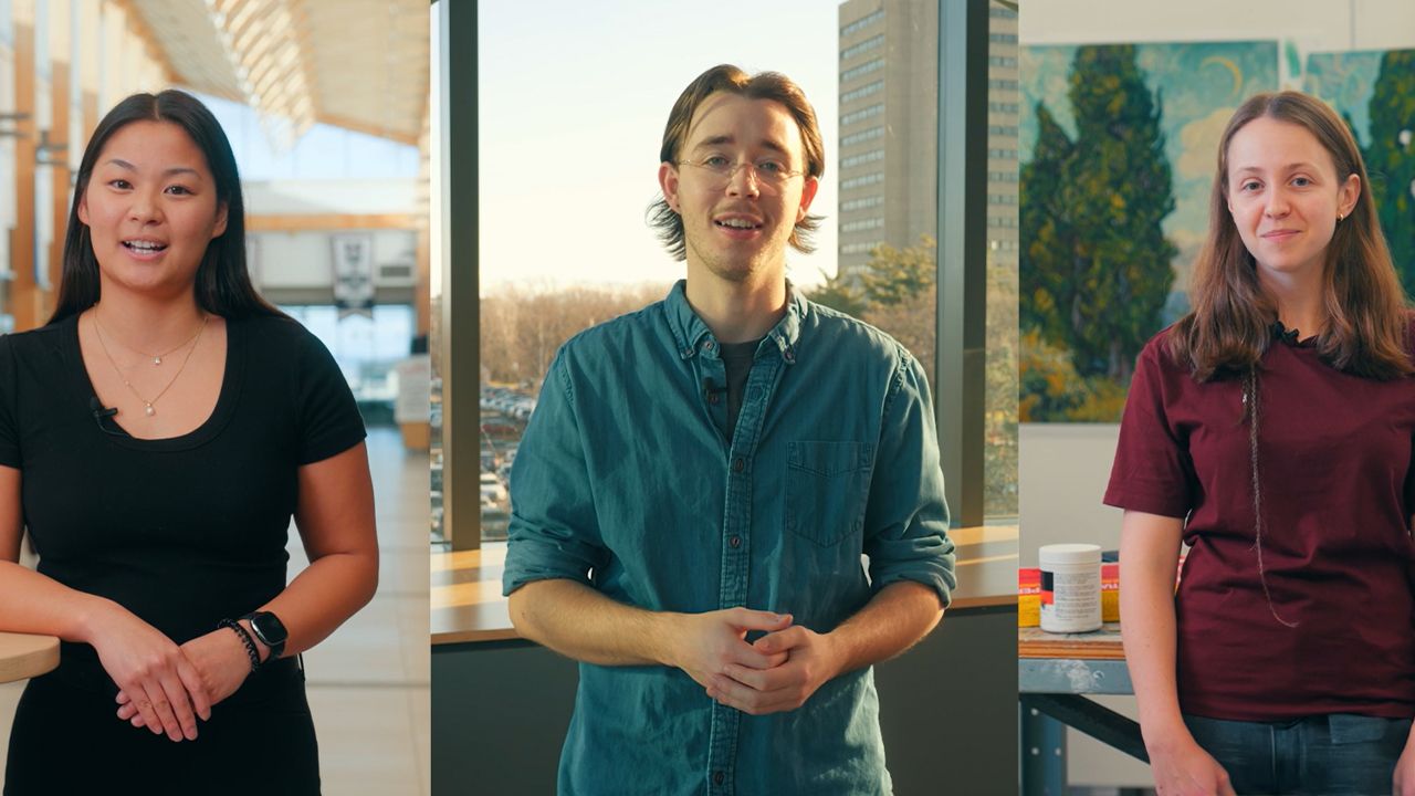 deux étudiantes, un étudiant