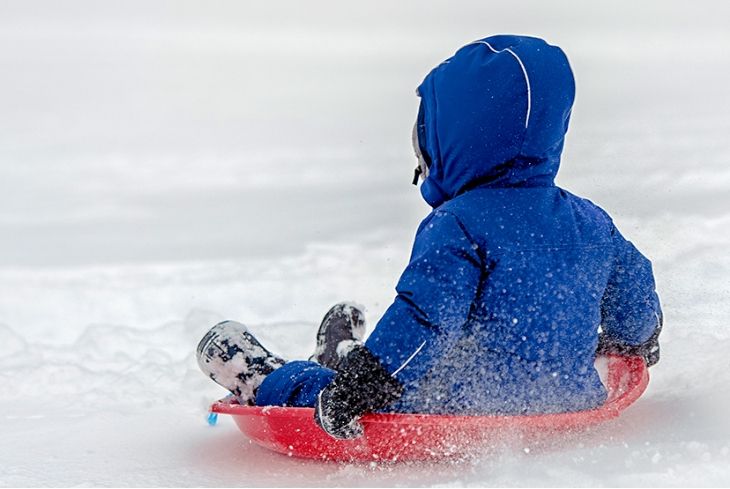 enfant qui glisse sur la neige