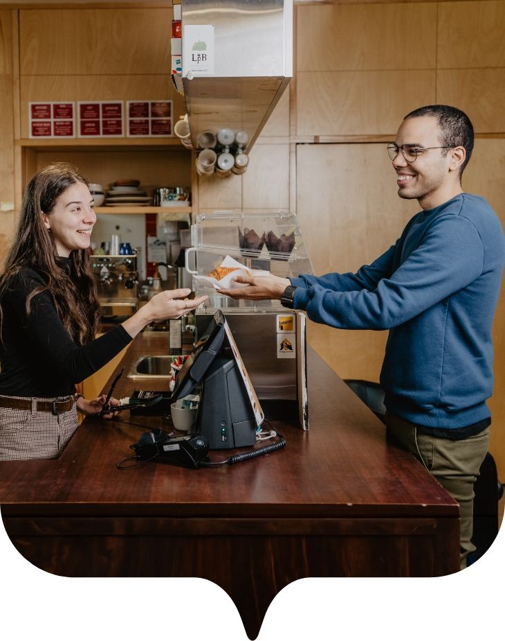 étudiante et étudiant dans un café étudiant