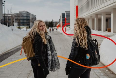 Deux étudiantes sur le campus en hiver