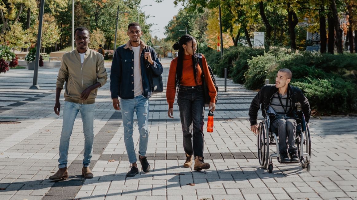 Étudiantes et étudiants sur le campus