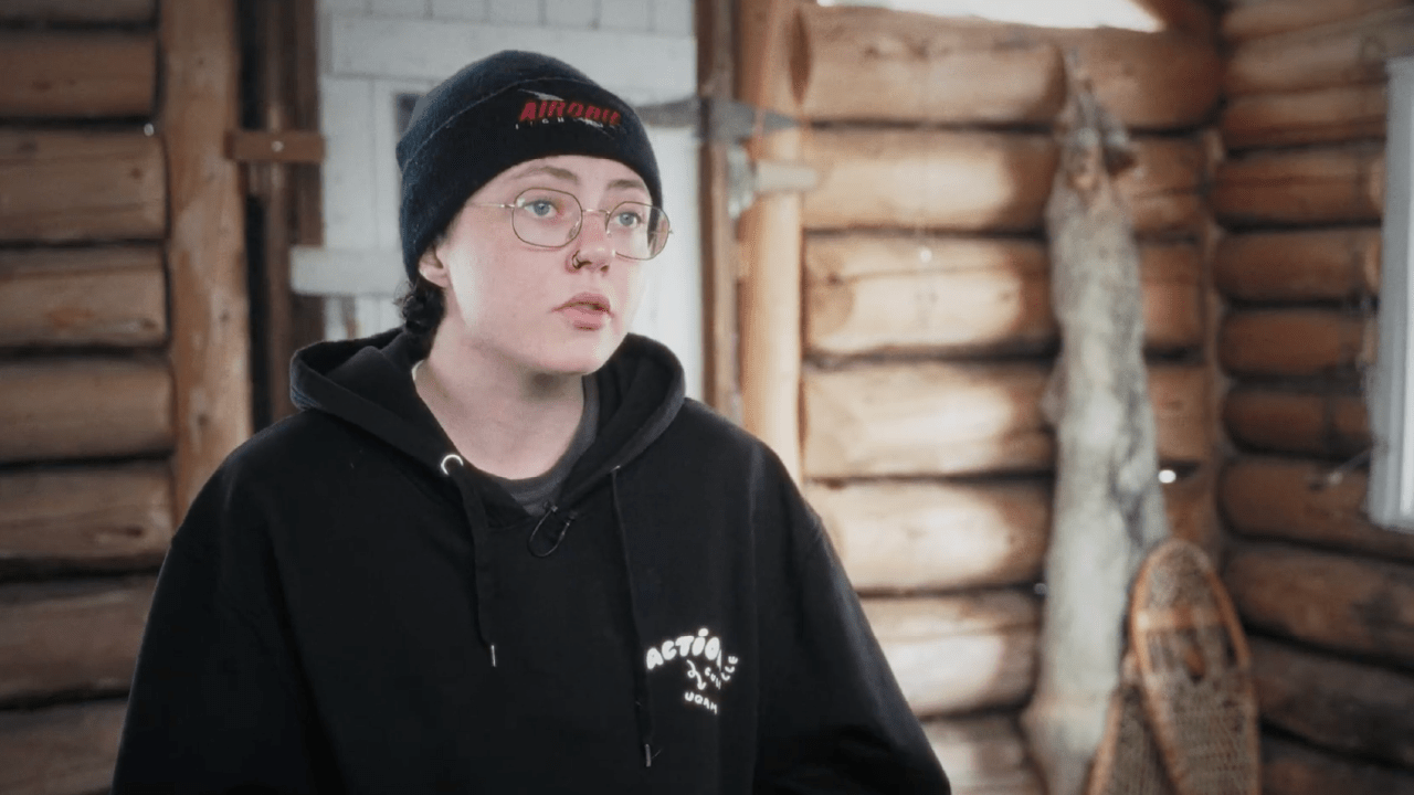 Xan nous raconte que pour lui, un gardien du territoire doit, notamment, prendre soin de Nutshimit tout en nourrissant toutes les relations liées. Crédit vidéo : ORAQUAN medias