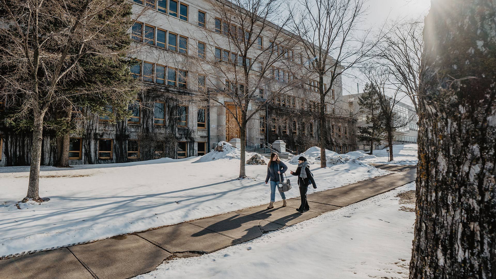 étudiants sur le campus en hiver