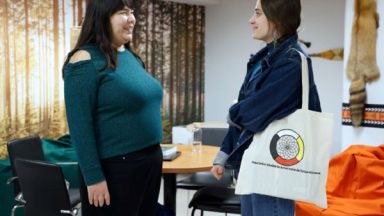 2 étudiantes qui discutent