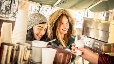 Étudiantes devant un foodtruck