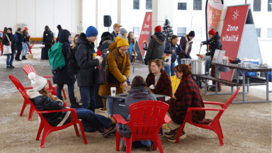Étudiants autour d'un feu
