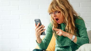 Étudiante devant son téléphone