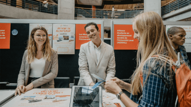 Des étudiants derrière un kiosque