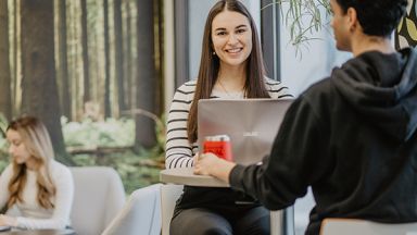 Deux étudiants assis à une table