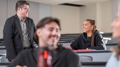 groupe de personnes dans une classe discutant