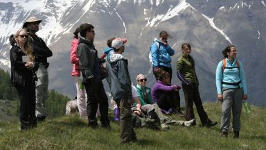 groupe d'étudiants dans les montagnes