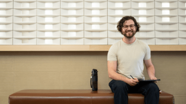 Étudiant assis sur un banc