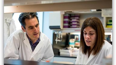 une homme et une femme dans un laboratoire