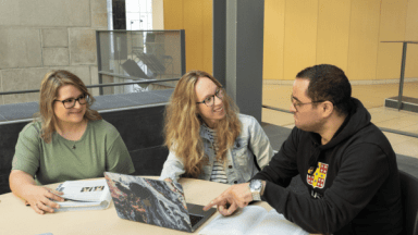 groupe d'étudiants et d'étudiantes qui discutent